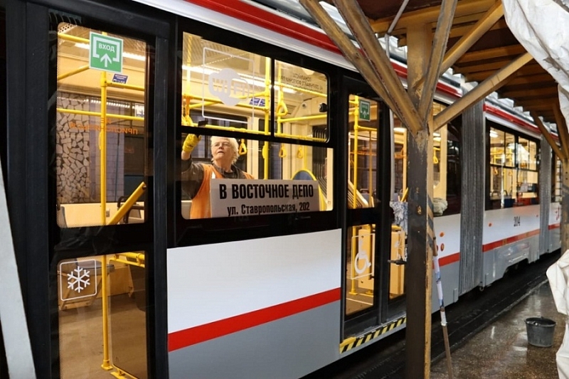 В Краснодаре каждый день дезинфицируют салоны 600 трамваев, троллейбусов и автобусов