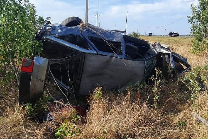 В Адыгее в ДТП пострадали водитель и пассажирка опрокинувшегося ВАЗа