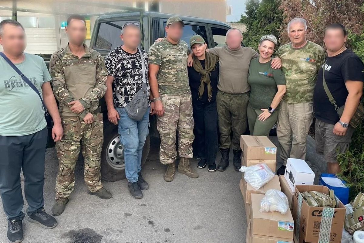 Волонтеры «РоссияVместе» всегда передают гуманитарную помощь только из рук в руки. Это фото было сделано в зоне СВО. Волонтеры «РоссияVместе» всегда передают гуманитарную помощь только из рук в руки. Это фото было сделано в зоне СВО.