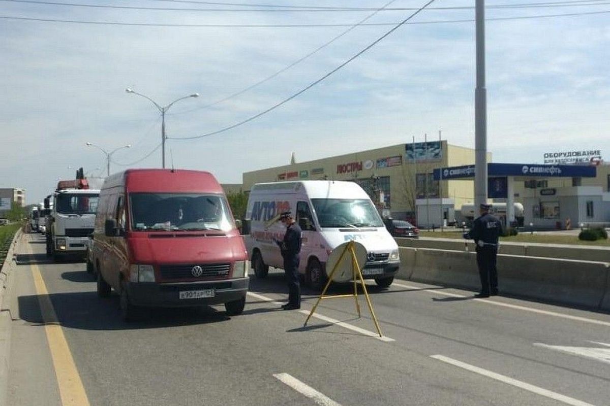 На въездах в Краснодар утром 18 апреля проверили около 12 тысяч автомобилей