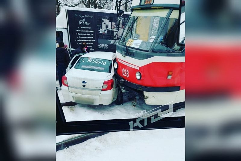 Автомобиль Яндекс. Такси врезался в трамвай. Есть пострадавшая