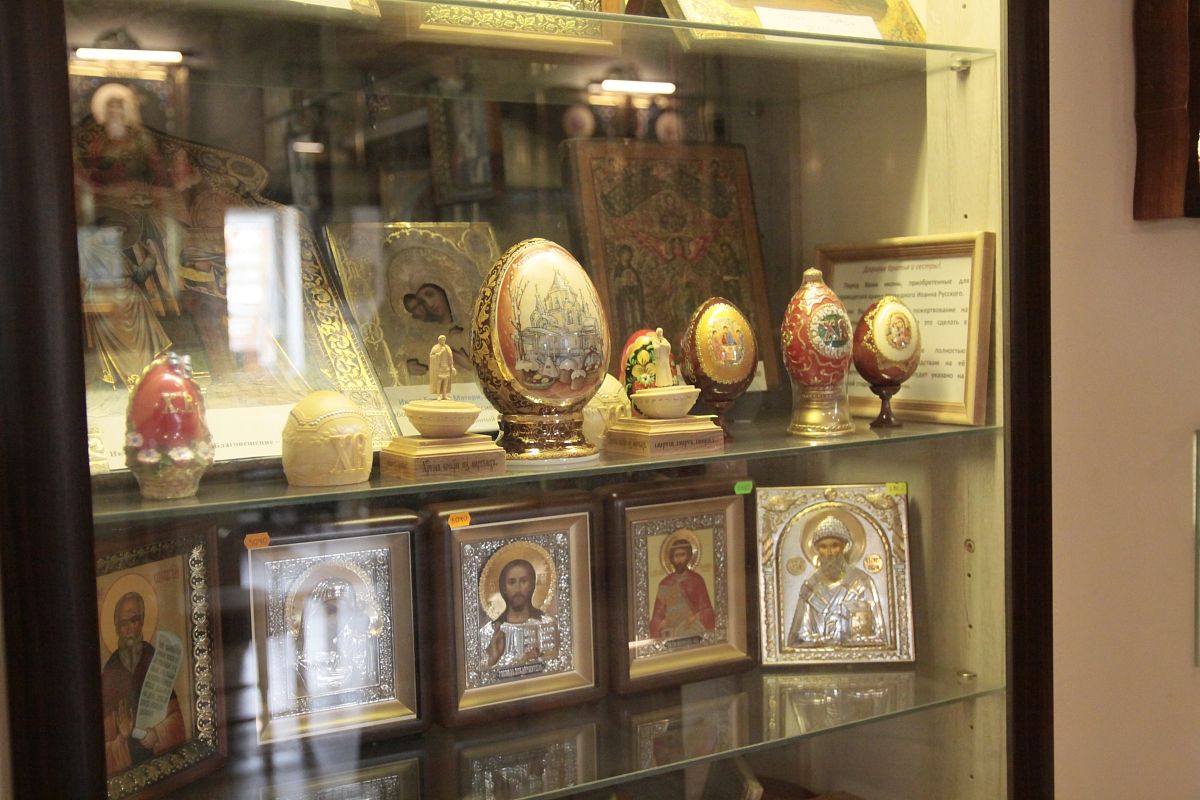 Коллекция пасхальных яиц, среди которых есть престольные, сделанные в память о праведном Иоанне Русском.