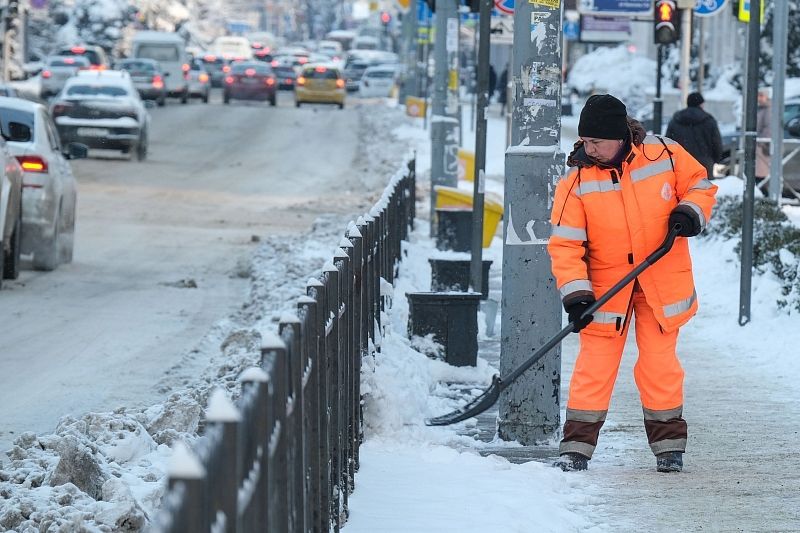 Жители Краснодара могут пожаловаться на неубранный во дворах снег