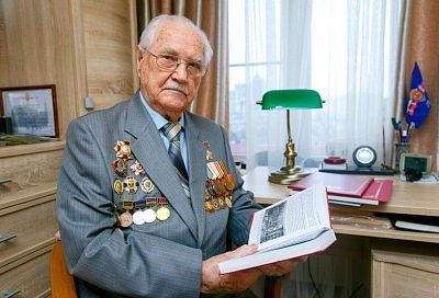 Андрей Алексеенко поздравил с днем рождения почетного гражданина Краснодара Константина Горожанина