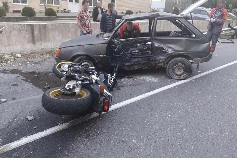Два человека пострадали при столкновении мотоцикла с «Таврией» в Краснодарском крае