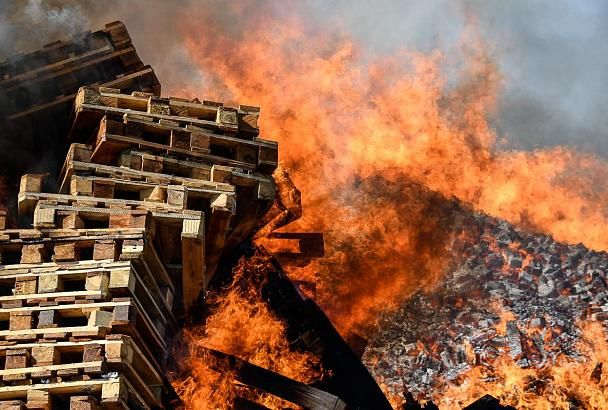 Борьба с огнем: крупный пожар потушили в пригороде Краснодара