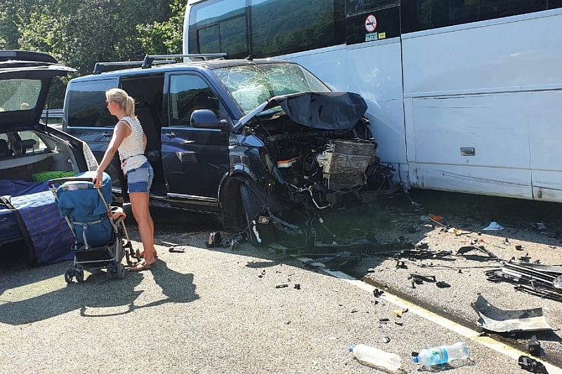 В Сочи автобус столкнулся на трассе с тремя легковушками. Есть пострадавшие