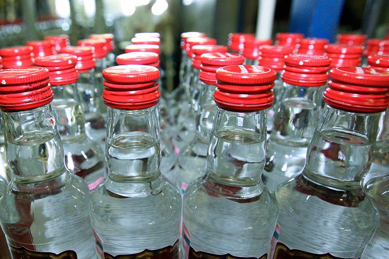 Почти треть водки в России оказалась нелегальной