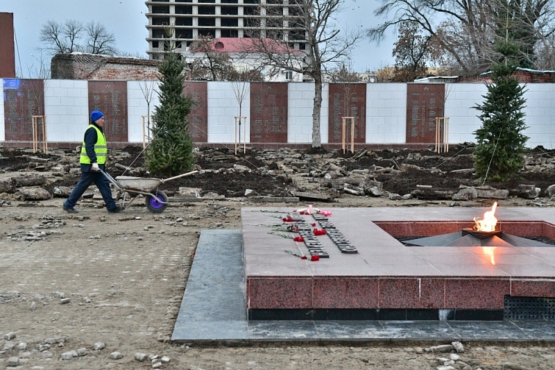 В Краснодаре ремонтируют мемориальный комплекс «Вечный огонь»