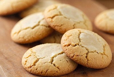 Даже стол мукой не пачкою.  Нежное печенье с ореховой корочкой как курабье, только проще