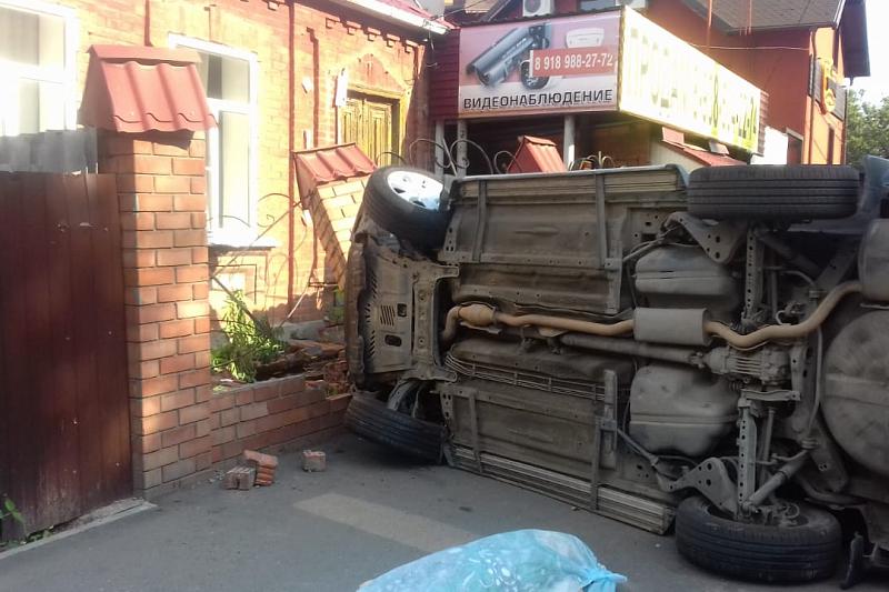 В Краснодаре после ДТП иномарка вылетела на тротуар и насмерть сбила пенсионерку
