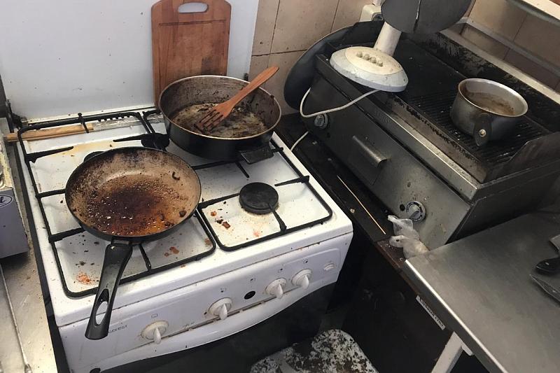 На кухне грязь, жир и плесень: в Краснодаре закрыли плавучее кафе