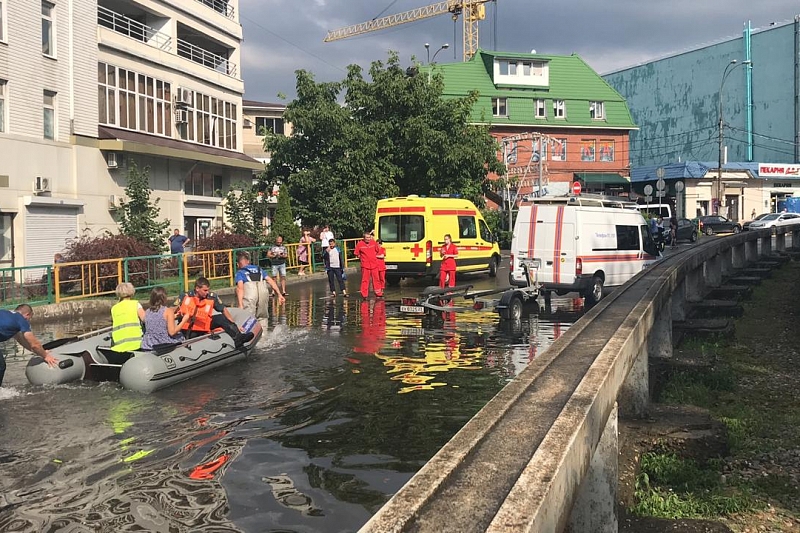 В подтопленном Краснодаре сотрудники МЧС эвакуировали людей из трамвая на лодках