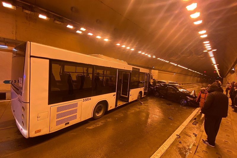 Пассажирка автобуса пострадала в массовом ДТП в тоннеле в Сочи