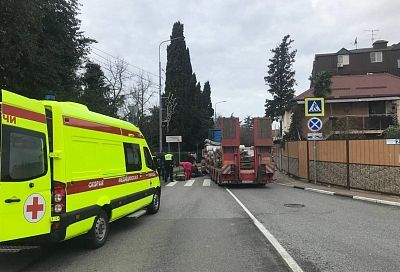 В Сочи водитель тягача «VOLVO» сбил 13-летнюю девочку на нерегулируемом пешеходном переходе