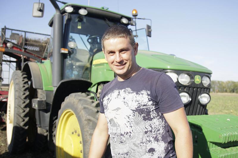 Сын фермера Алексей Воронов работает на новом свеклоуборочном комбайне.   