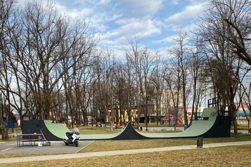 В Краснодаре в Молодежном сквере по улице Сормовской отремонтировали скейт-парк