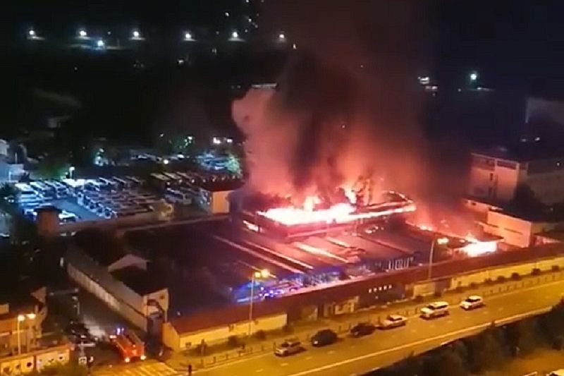 В Сочи горит рынок на площади около 900 кв. метров