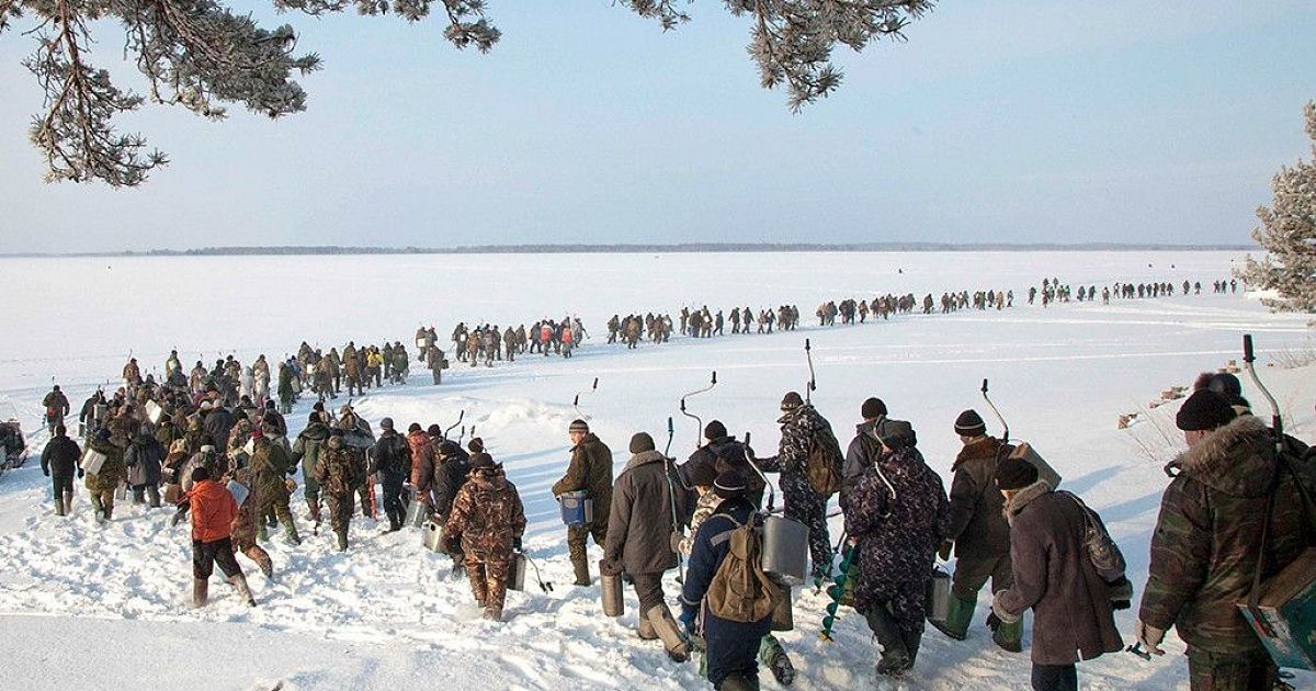 Рыбаки на льду вид сверху