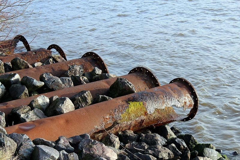 В Туапсе сточные воды сбрасываются в Черное море из-за поврежденной трубы