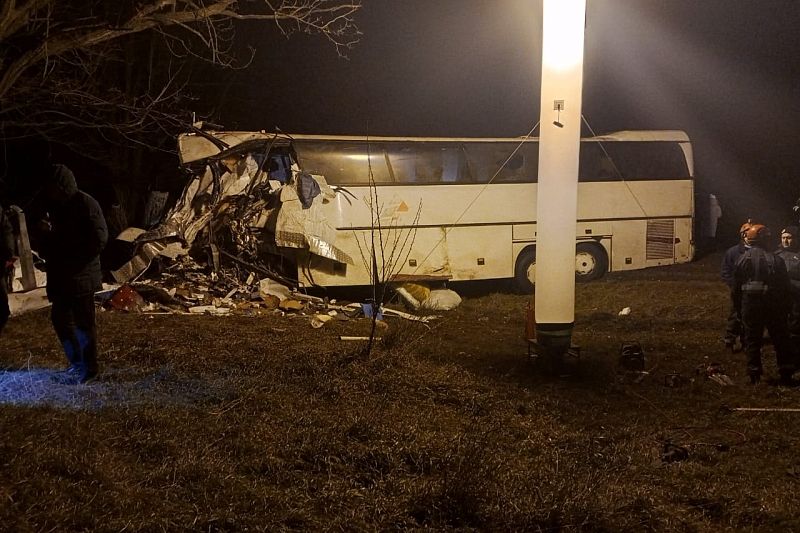 Пять человек погибли в ДТП с рейсовым автобусом и грузовиком в Краснодарском крае