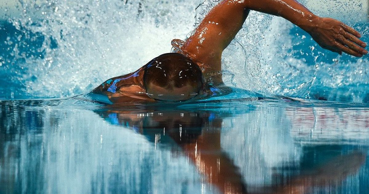 Профессиональный пловец в воде