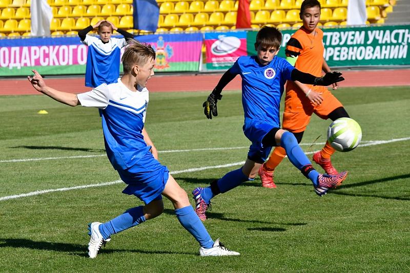 Более 100 тысяч детей на Кубани увлечены футболом.