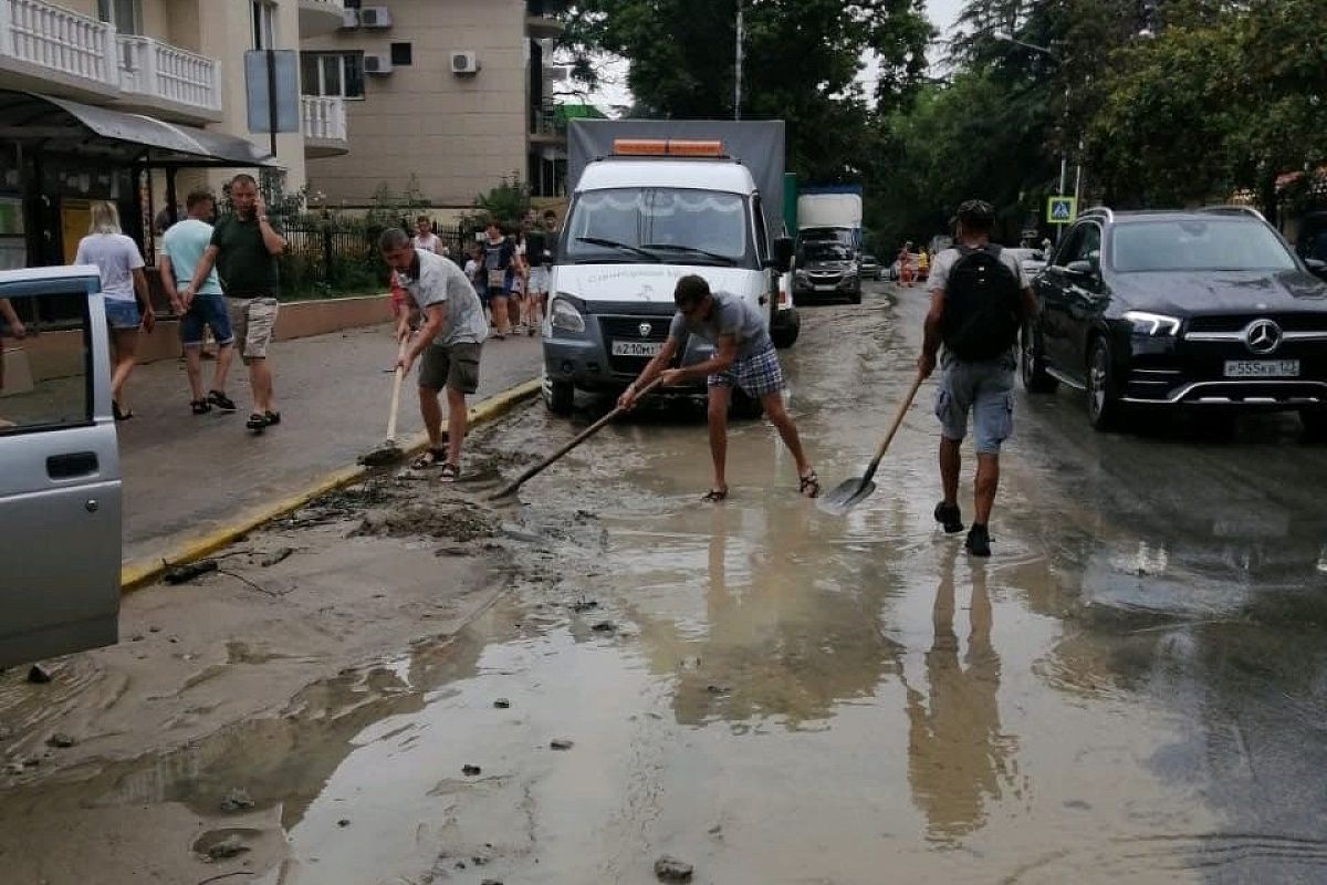  Всю ночь в Сочи устраняли последствия разгула стихии