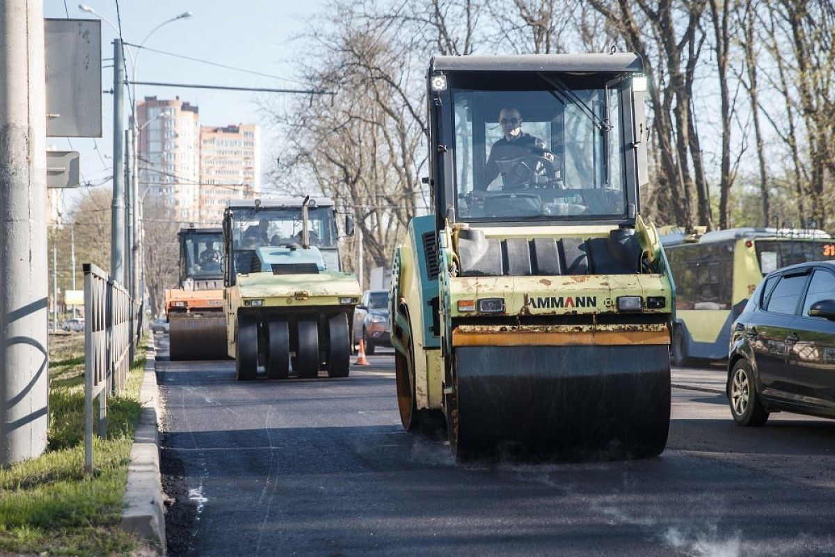 В Краснодаре на улице Колхозной начали укладывать новый асфальт