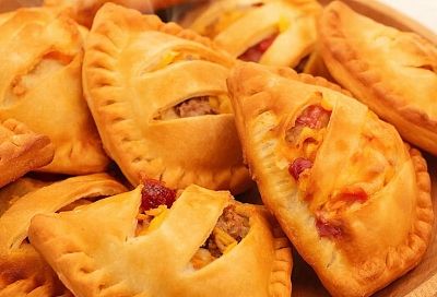 Когда гости уже на пороге, а угощения нет, готовлю пирожки «Пятиминутка". Тесто получается воздушным и мягким, но не требует долгой расстойки