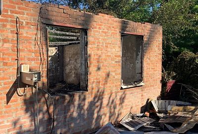 Семейная пара погибла при пожаре в частном доме в Кореновском районе
