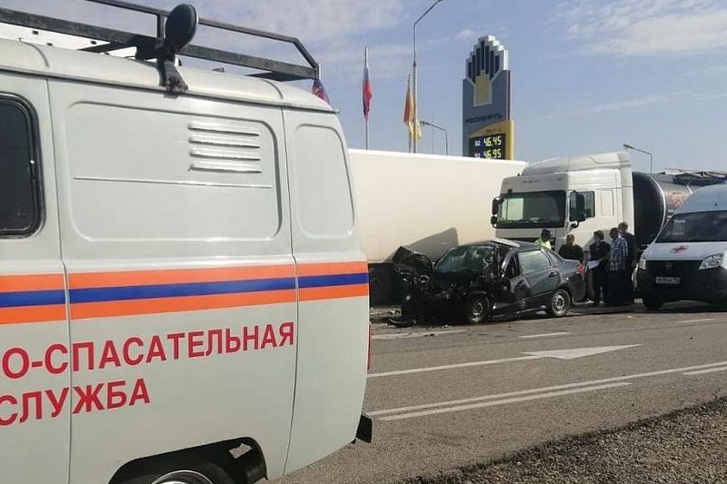 В Новопокровском районе спасатели достали тело погибшего водителя из искореженной в ДТП машины