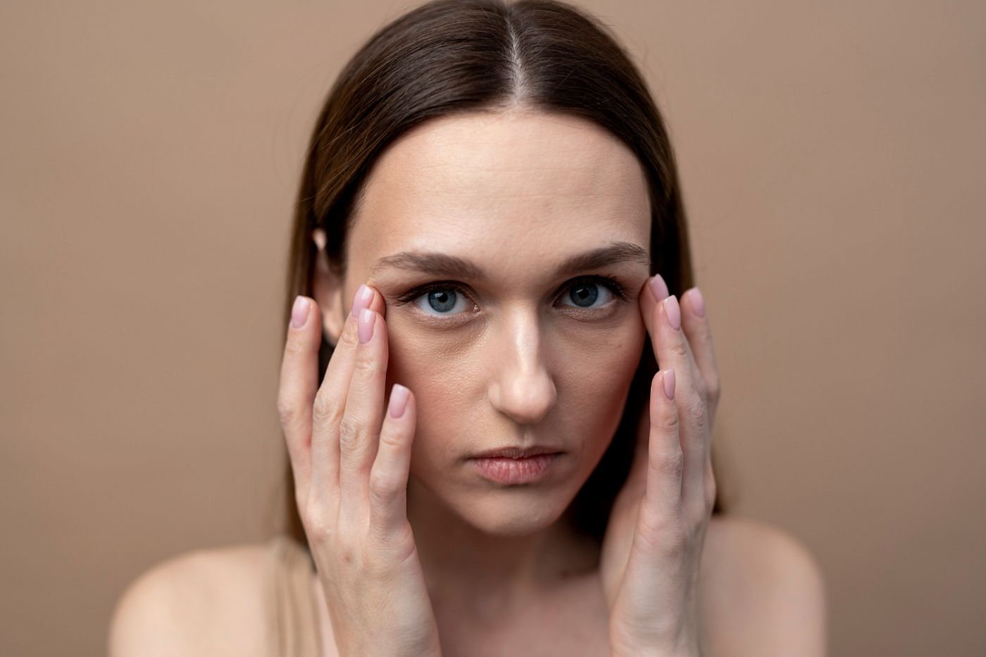 Дело тонкое: косметолог рассказала, как ухаживать за кожей вокруг глаз, чтобы выглядеть моложе своих лет