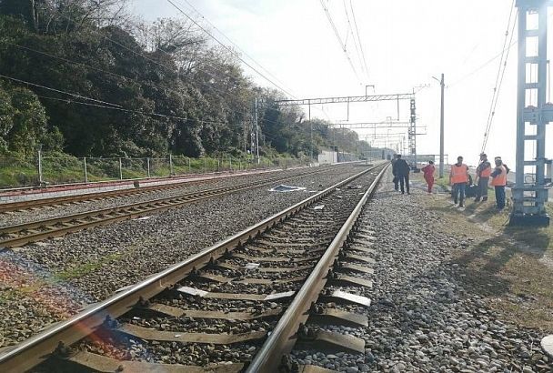 В Сочи поезд насмерть сбил 14-летнюю девочку в наушниках