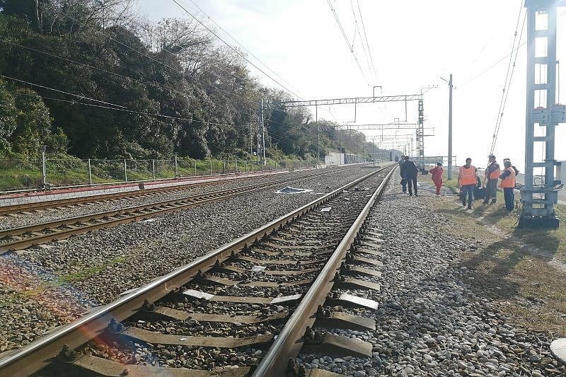 В Сочи поезд насмерть сбил 14-летнюю девочку в наушниках