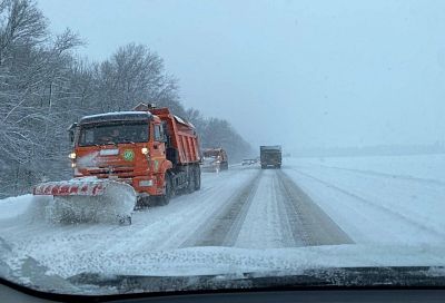 Около 250 спецмашин расчищают дороги Краснодарского края от снега