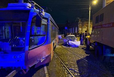 Легковушка снесла трамвай с рельсов в центре Краснодара. Есть пострадавшие