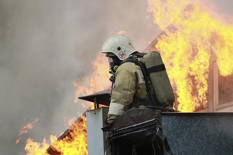В Краснодаре тушат пожар в многоэтажном доме на Ростовском шоссе