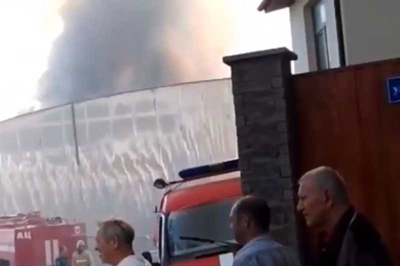 Крупный пожар тушат на складе в Новороссийске (видео)