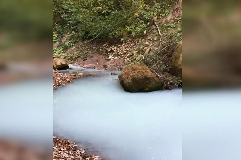 Туристы сняли на видео «молочную» реку в Агурском ущелье