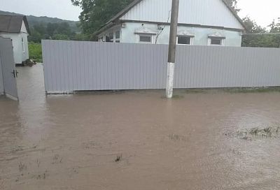 Вода сошла с подтопленных из-за ливня дворов в Лабинском районе