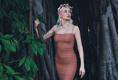 К вам лицом, а вы – спиной: это 1 фасон платья вернулся из элитного прошлого - главный вечерний тренд 2026 года