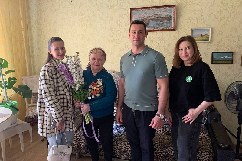 Волонтеры фонда «Добро и Дело» поздравили с наступающим праздником жительницу блокадного Ленинграда