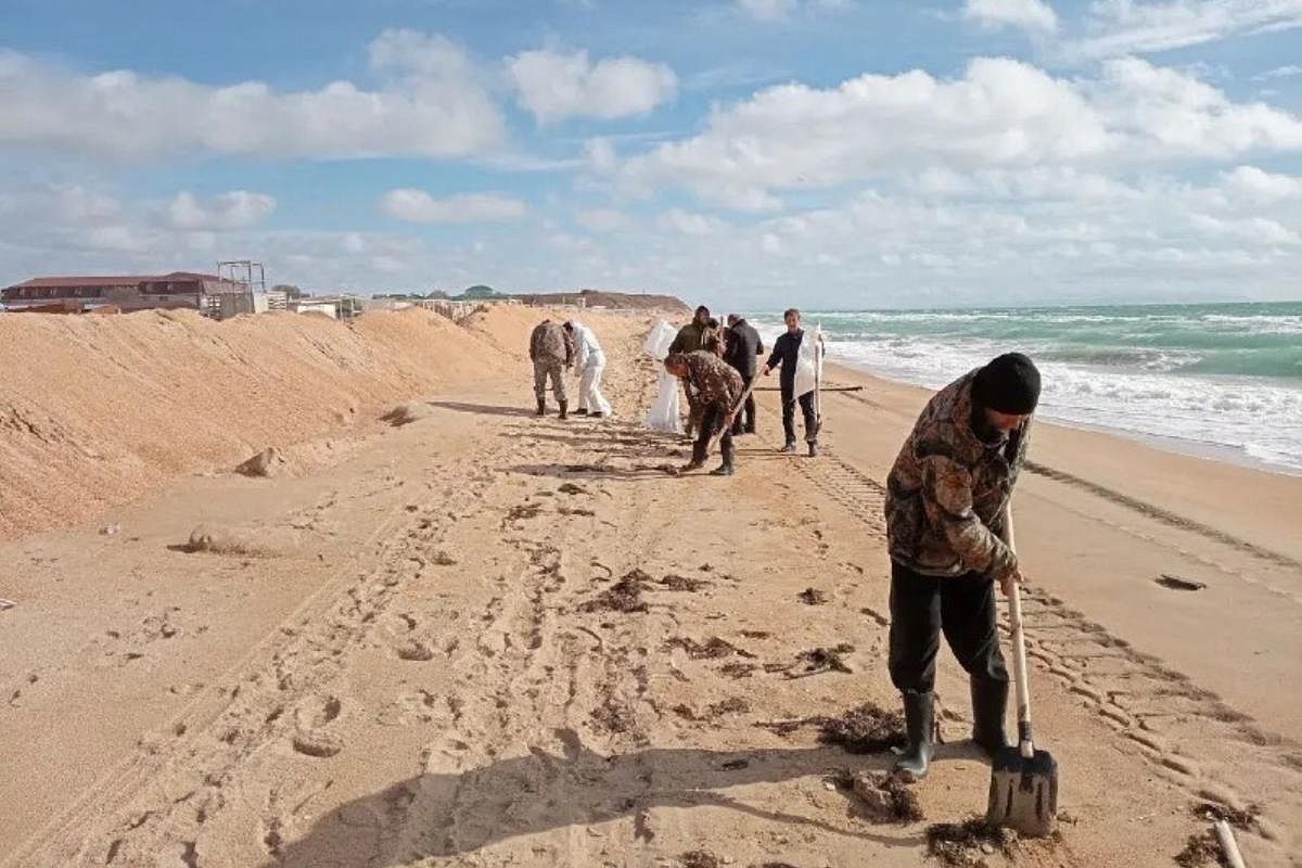 Точечные выбросы мазута ликвидируют в Темрюкском районе