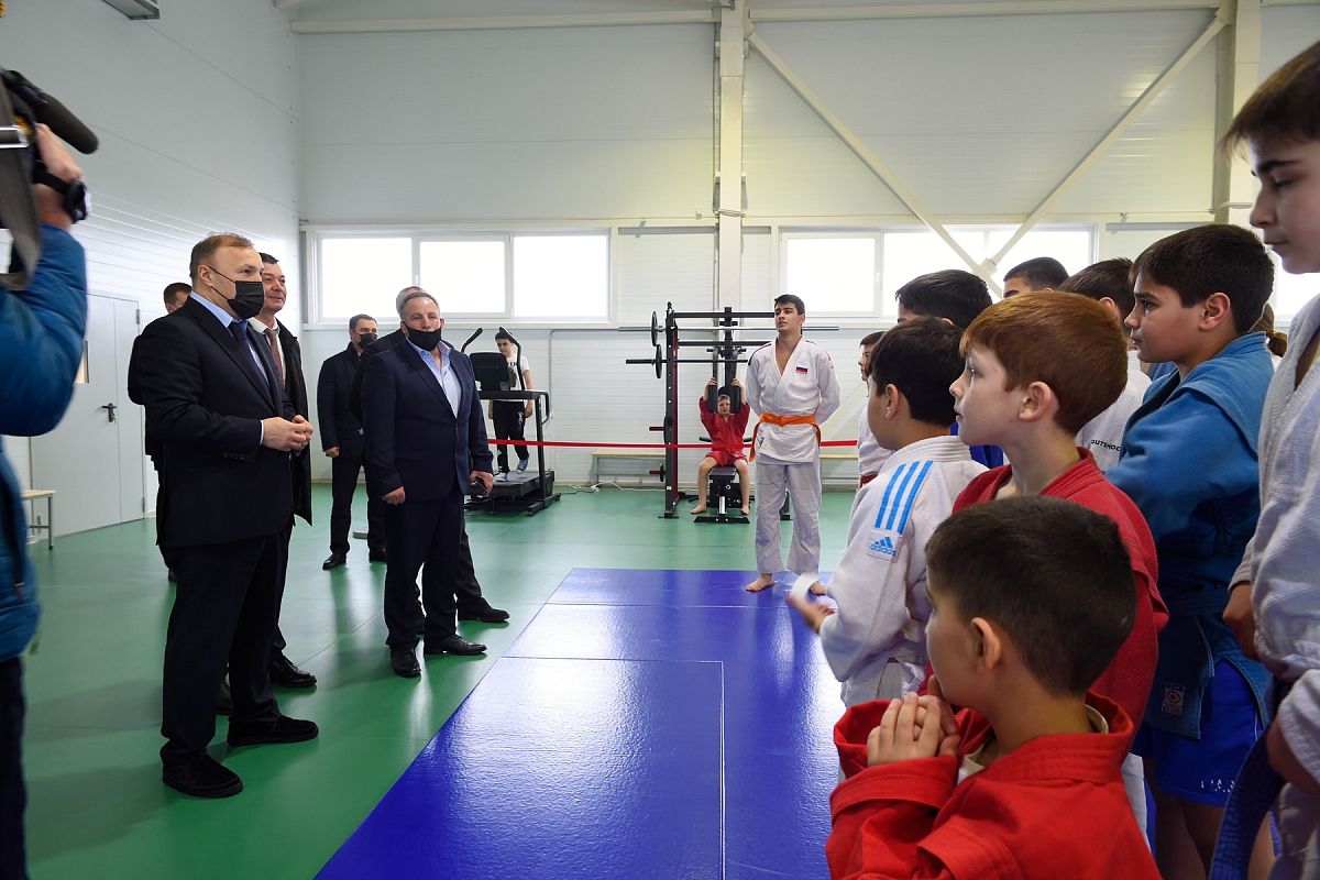 Мурат Кумпилов пообщался с воспитанниками ДЮСШ и тренерским составом.