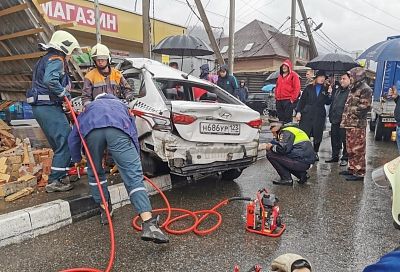 Таксист на иномарке врезался в автобусную остановку. Его зажало в салоне