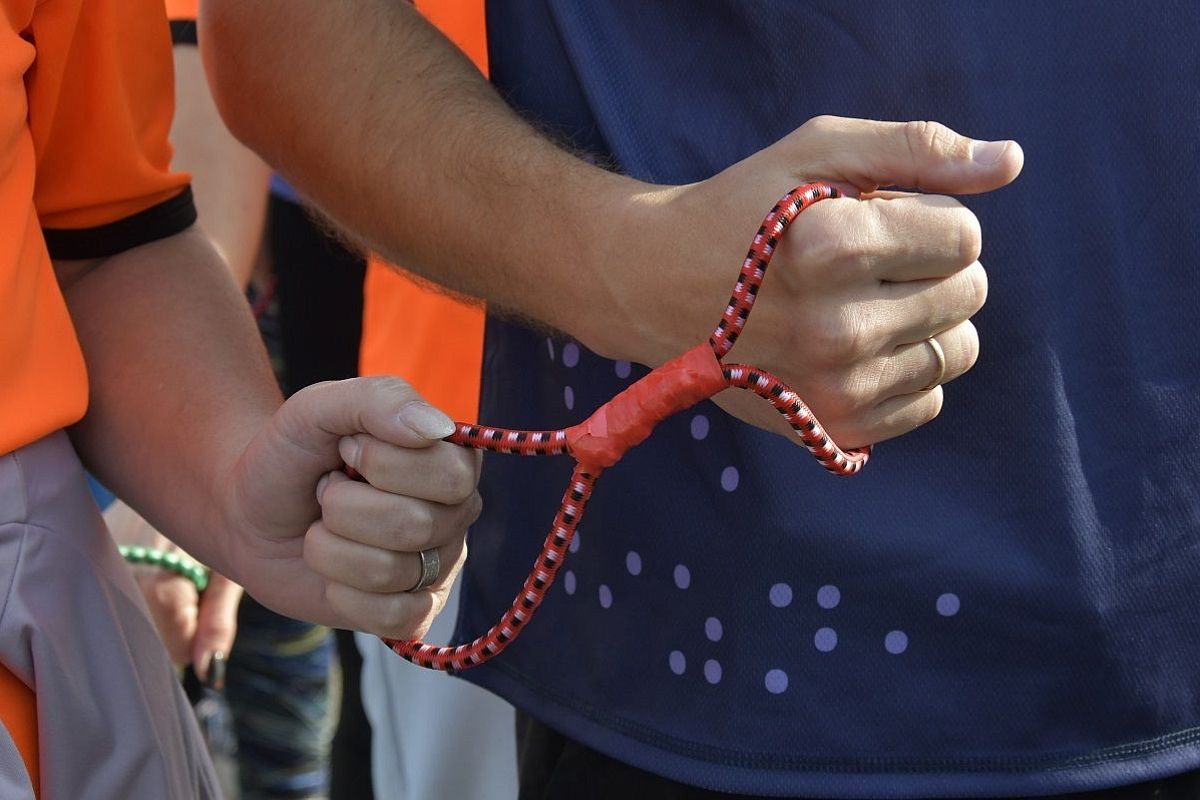 В одной связке: как волонтеры помогают обрести уверенность незрячим спортсменам 