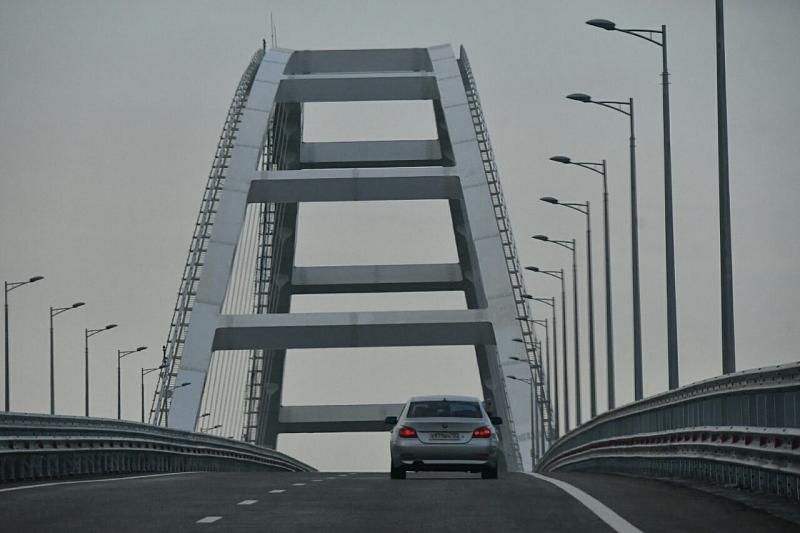 Движение автомобилей по Крымскому мосту официально открыто 16 мая