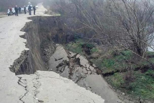 В Горячем Ключе разрушенная оползнем дорога продолжает обваливаться