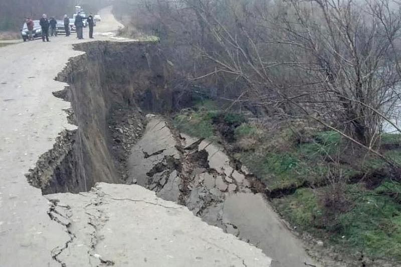 В Горячем Ключе продолжает обваливаться дорога после схода оползня